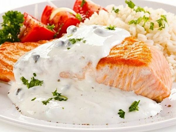 Лосось с рисом и сливочным соусом