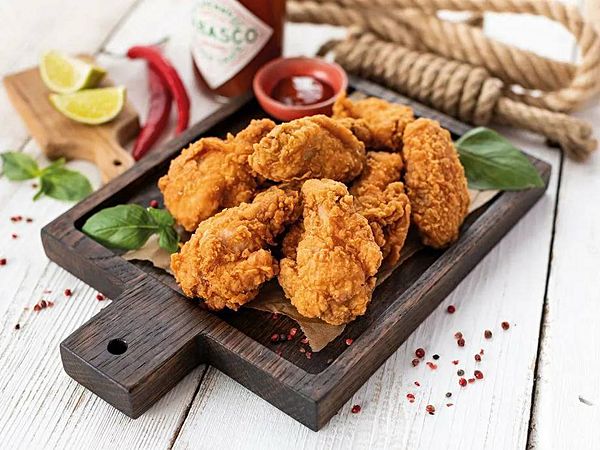 Крылья куриные с соусом шрирача