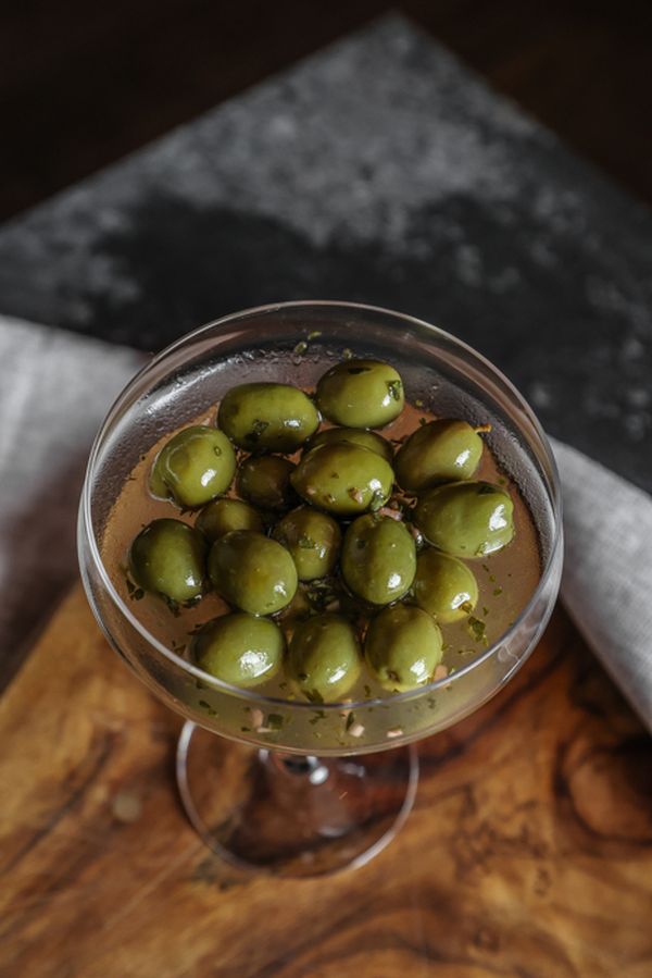 Оливки с косточками в пряном маринаде