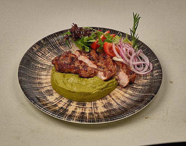 Ошеек свиной на пюре из сельдерея со спелыми томатами и красным луком