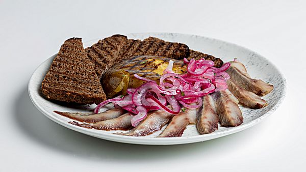 Сельдь слабой соли с картофелем гриль