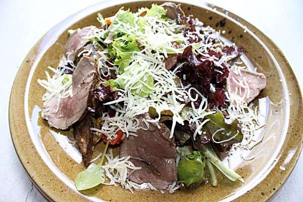 Салат с ростбифом и овощами гриль