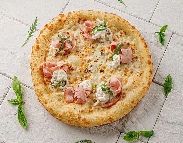 Пицца с мортаделлой и страчателлой