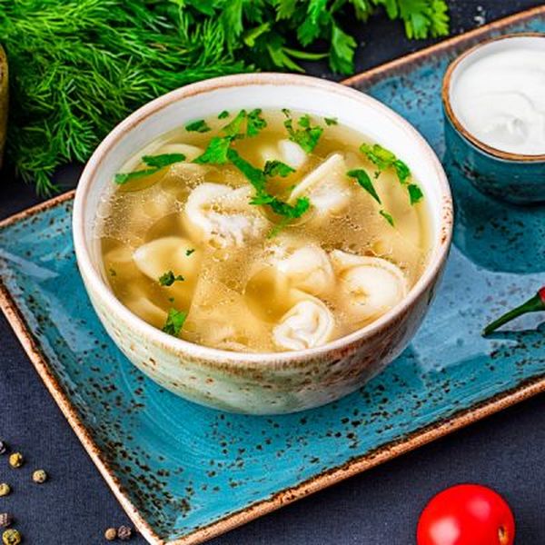 Пельмени с бульоном и зеленью
