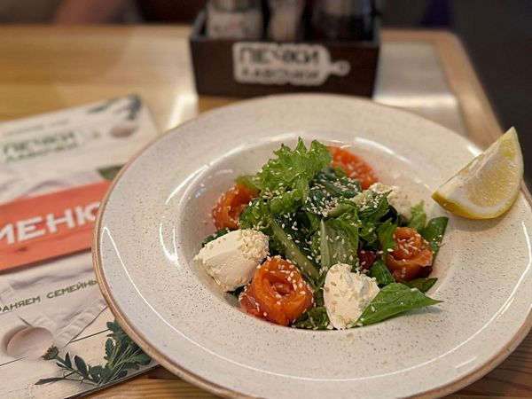 Салат с красной рыбой и творожным сыром