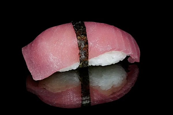 Суши с тунцом