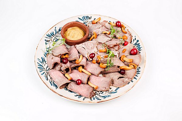 Мясная закуска из буженины, языка и ростбифа