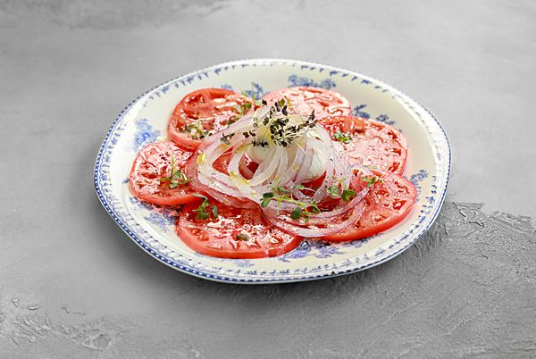 Салат из спелых томатов с домашней брынзой