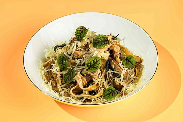 Паста с курицей и грибами