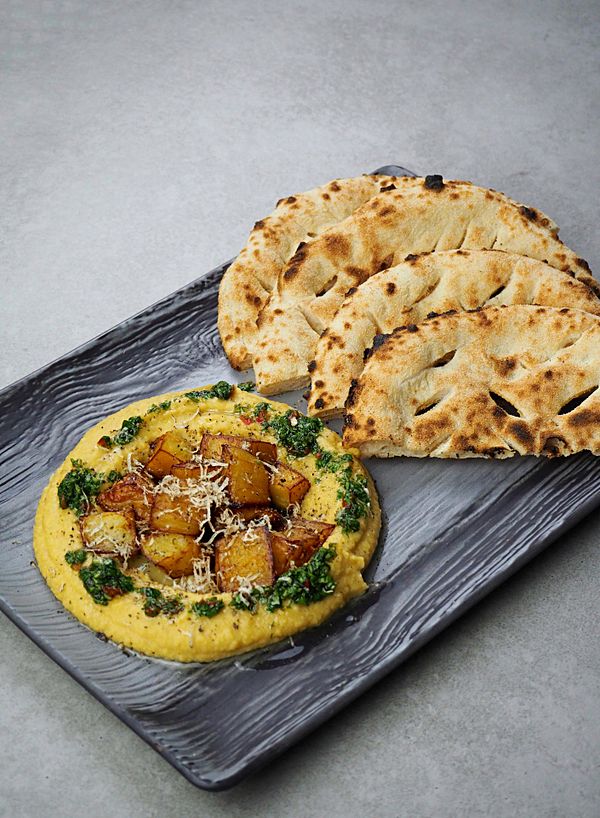 Хумус с баклажаном, чимичурри и лепёшкой