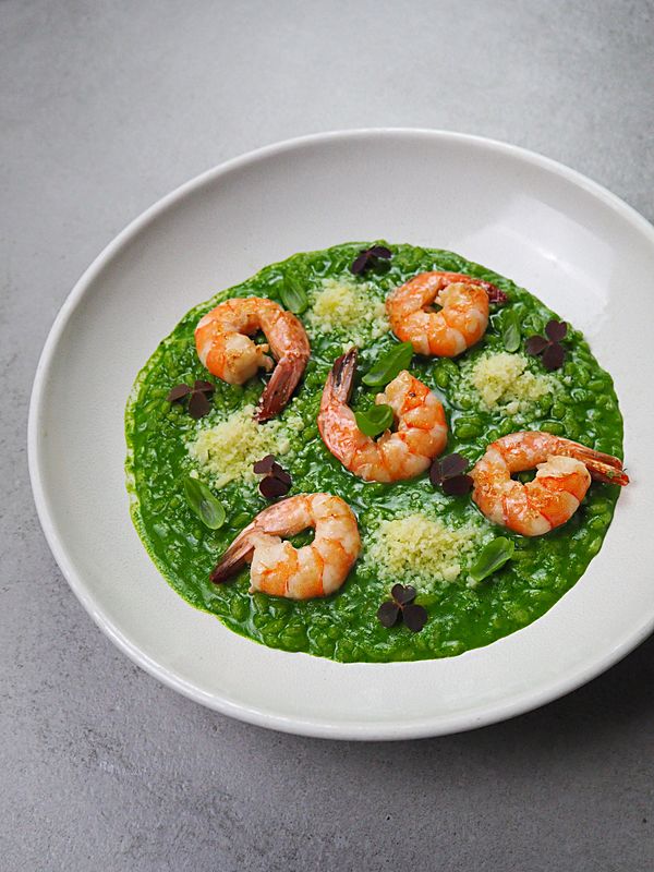 Ризотто с креветками, зелёным горошком и шпинатом