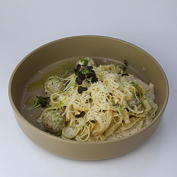 Паста с митболами в сливочном соусе