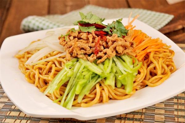 Жареная лапша со свининой