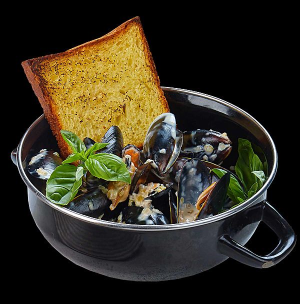 Мидии в соусе бер блан с бриошью