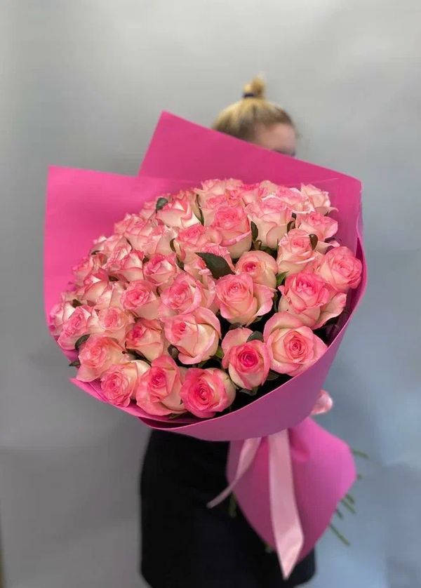 35 роз 70см сорта Джумилия в оформлении