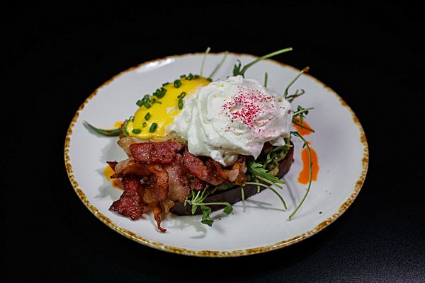 Бенедикт на бриоши с беконом и соусом голландез