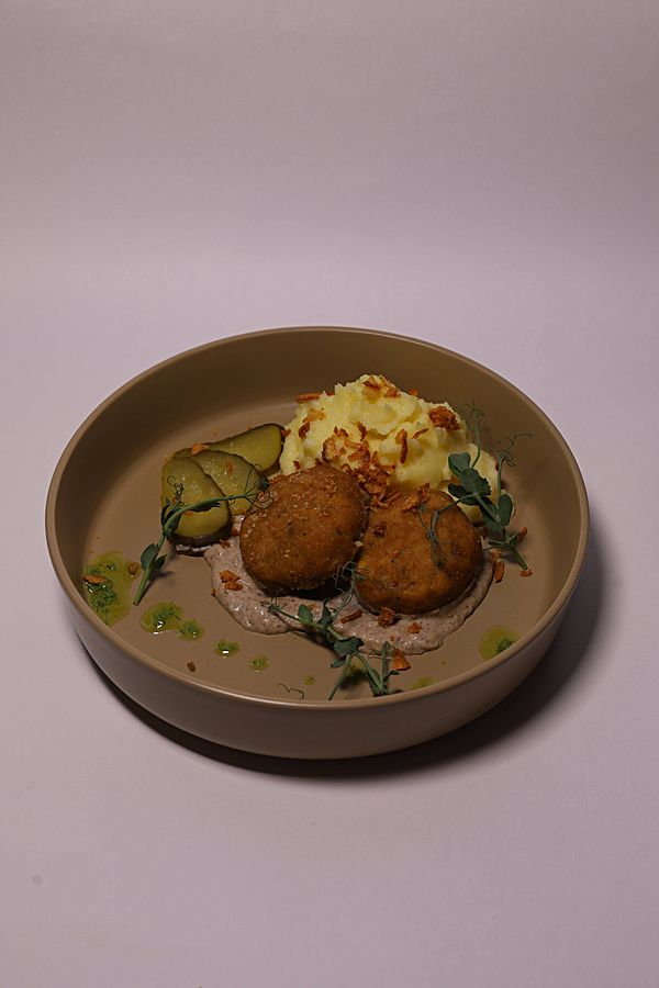 Куриные биточки с картофельным пюре и грибным соусом