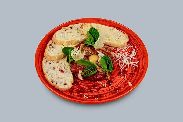 Тартар из говядины с классическим соусом Релиш