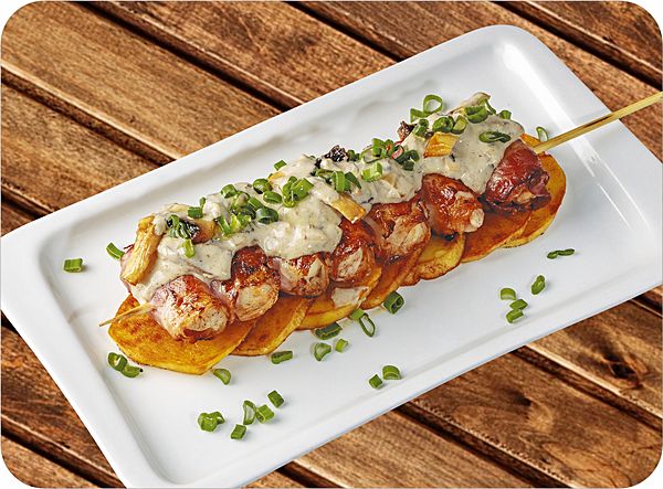 Рулетики куриного филе в беконе с жареным картофелем под грибным соусом