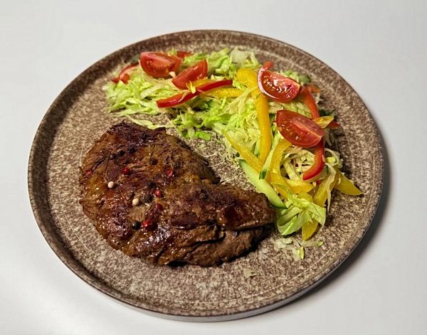 Говяжий стейк с овощным салатом