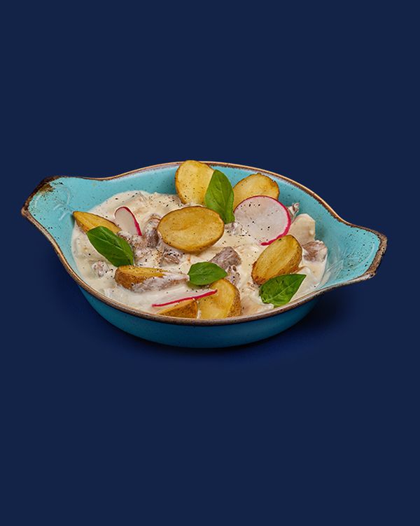 Молодой картофель со свининой и белыми грибами