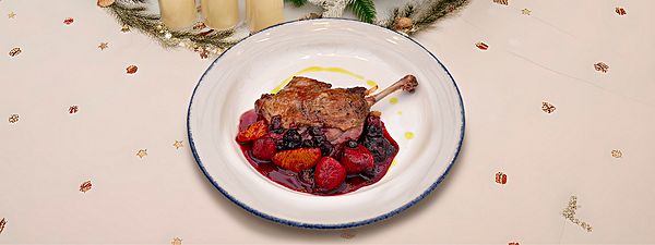 Утиная ножка с ягодным конфи