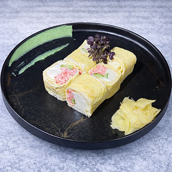 Ролл в омлете с сыром и крабом