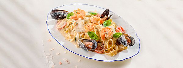 С морепродуктами в сливочном соусе