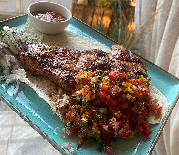Стейк из свинины с сальсой из свежих овощей