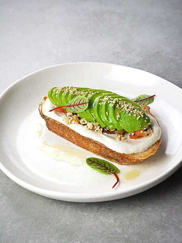 Авокадо-тост с адыгейским сыром, сметаной из кешью и медовым соусом