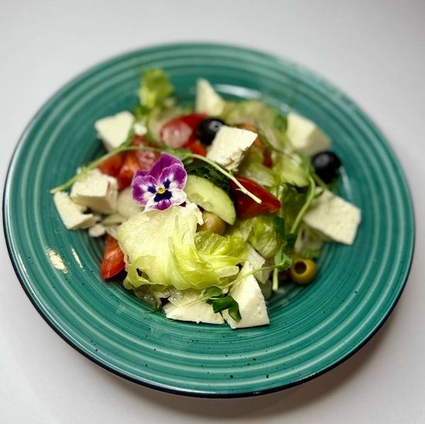 Салат из свежих овощей с брынзой сельской