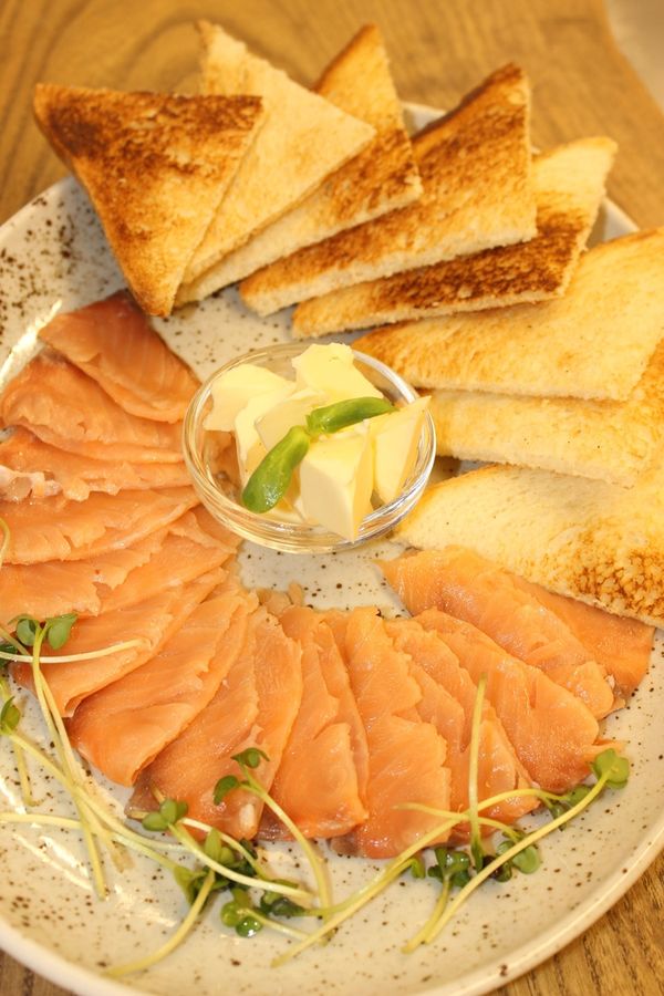 Семга слабосоленая с маслом сливочным и тостами