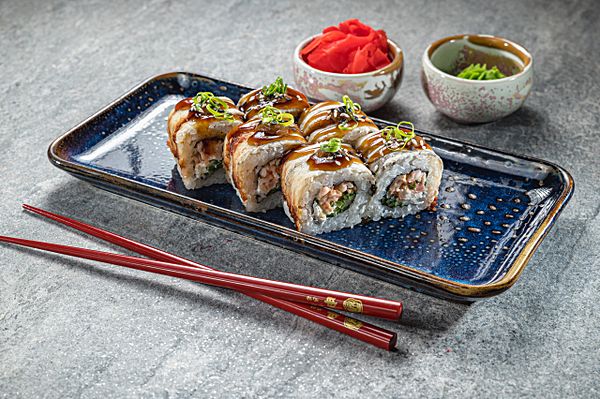 Ролл с угрем и лангустином