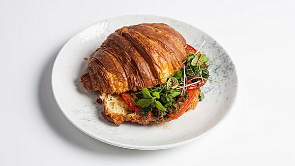 Круассан с жареным томатом и соусом чимичури