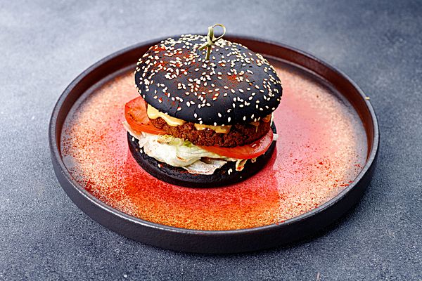 Фирменный бургер с фалафелем и баклажаном свит чили