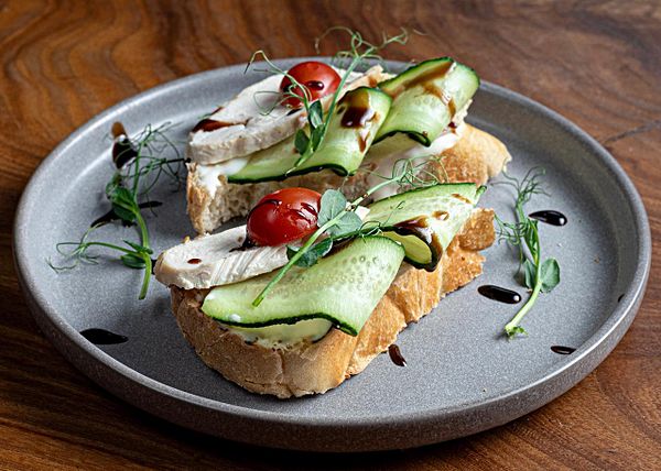 Брускетта с куриным филе