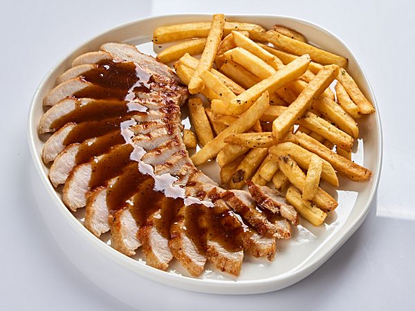 Свинина в перечном соусе с картофелем фри