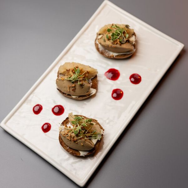 Паштет из куриной печени с тар-таром из яблока и груши