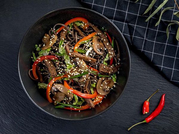 Соба с говядиной и овощами с острым соусом