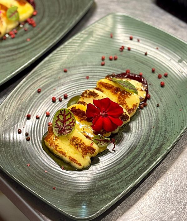 Халуми гриль в розовом перце с ягодным соусом