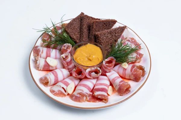 Сало с чесноком