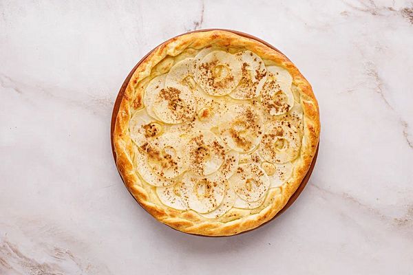 Пирог с яблоками, медом и корицей