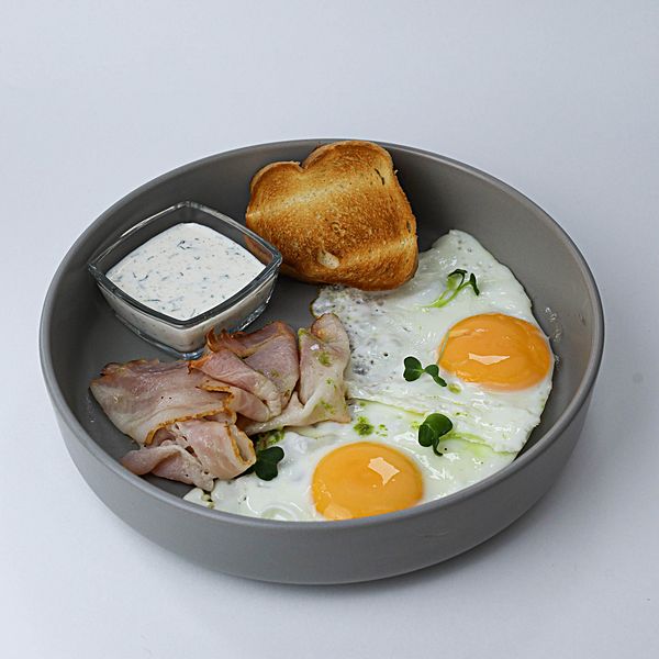 Глазунья с беконом, соусом и тостом из багета