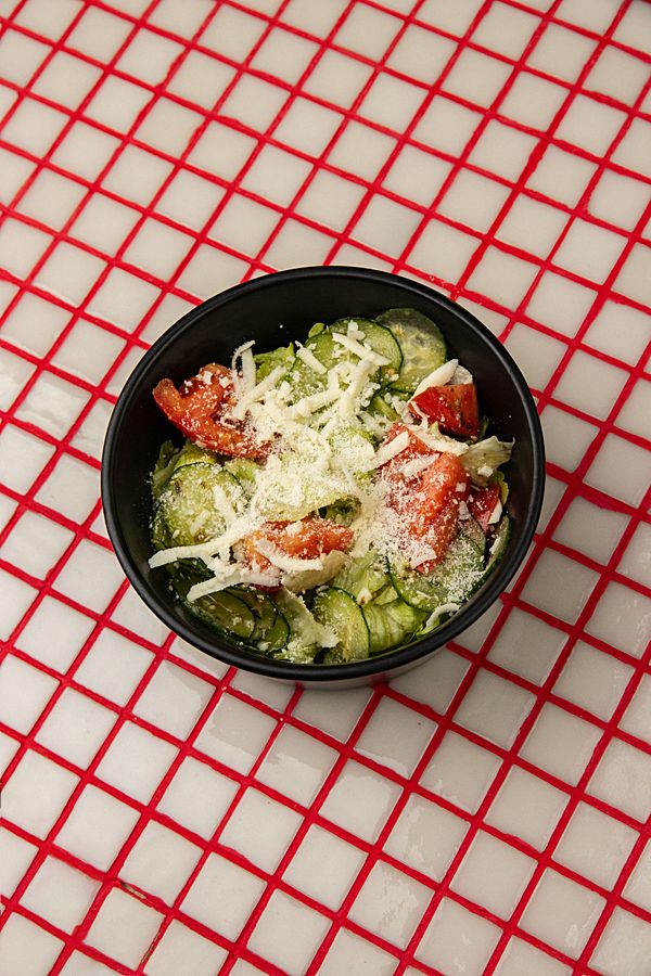 Овощной салат с моцареллой и песто