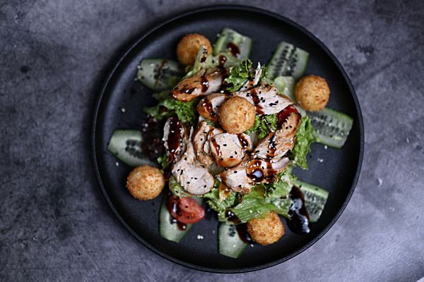 Салат с цыпленком и шариками из моцареллы