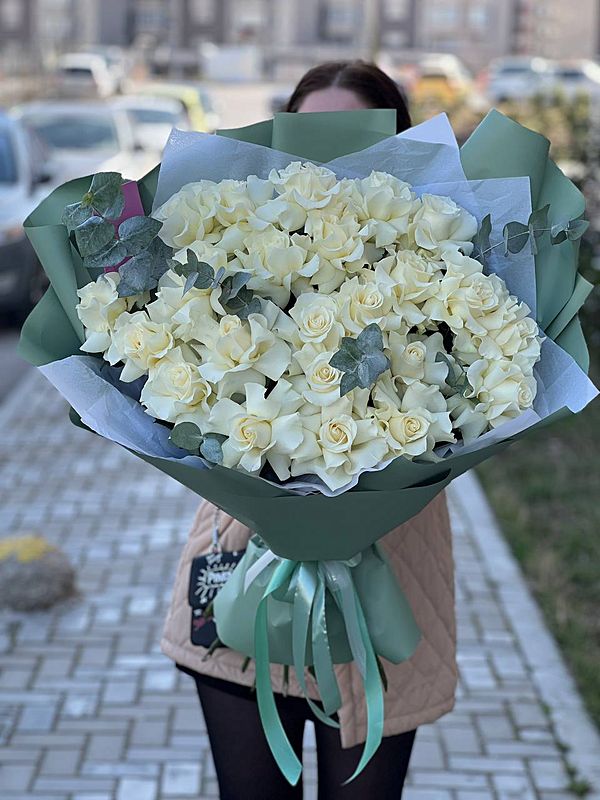 25 французских роз с эвкалиптом в оформлении