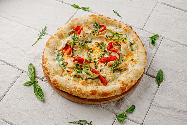 Пицца с курицей и печеным перцем