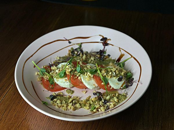 Капрезе с соусом песто