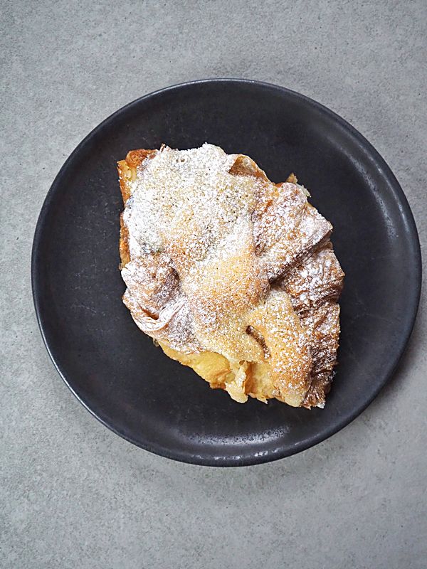 Круассан с шоколадом и малиной