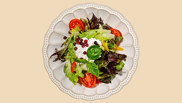 Салат овощной с хрустящей зеленью и страчетеллой